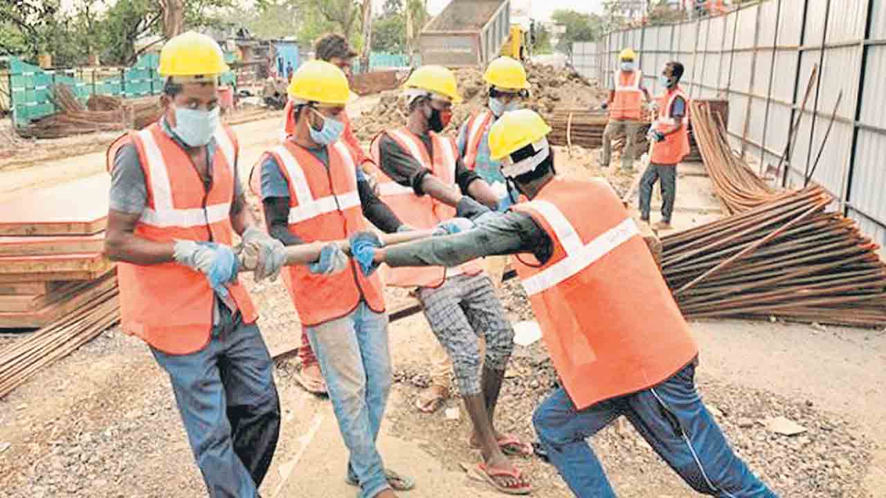 కార్మికుల మెడలపై కత్తి!.. కొత్తగా తెచ్చిన 4 లేబర్‌ కోడ్‌లపై కార్మిక సంఘాల మండిపాటు