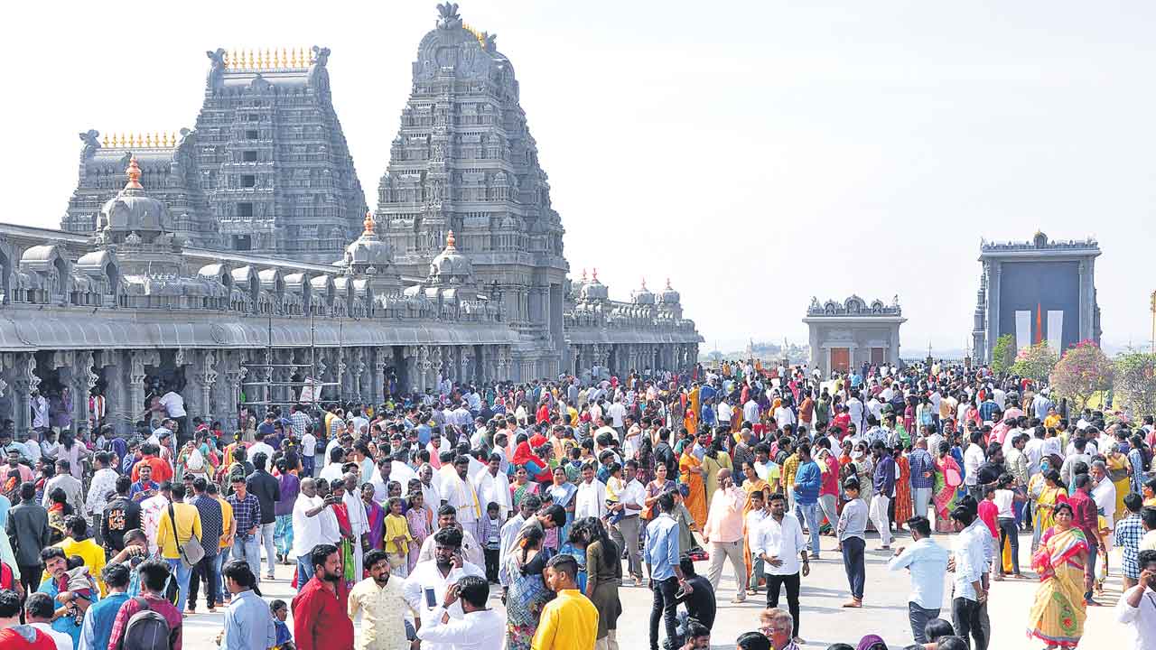 యాదగిరిగుట్టలో భక్తకోటి.. తిరుమలకు దీటుగా యాదగిరిగుట్ట వైభవం