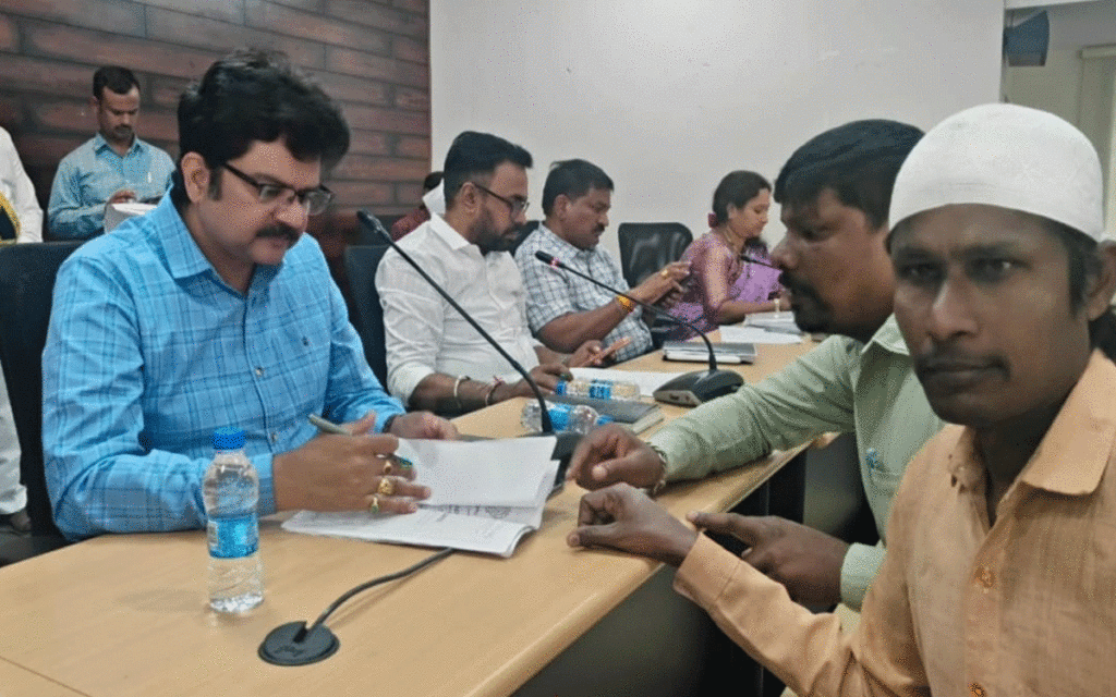 Rajapet : వక్ఫ్ భూమికి హ‌ద్దులు నిర్ణ‌యించాల‌ని క‌లెక్ట‌ర్‌కు వినతి