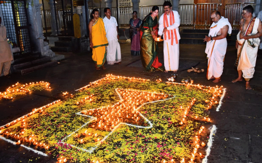 Yadagirigutta : రామలింగేశ్వర స్వామి ఆలయంలో వైభ‌వంగా దీపారాధ‌న‌