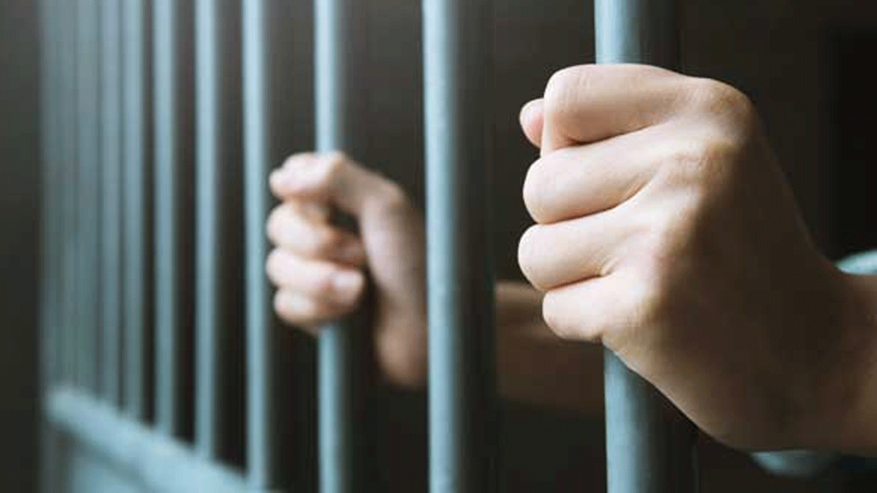 దుర్మార్గుడైనా కొడుకుపై గుడ్డి ప్రేమ.. దోషికి 30 ఏండ్ల జైలు శిక్ష