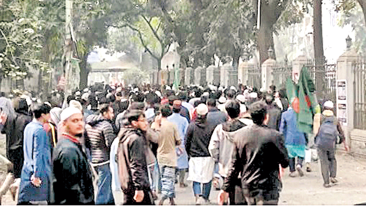 బంగ్లాలో భారత వ్యతిరేక నిరసనలు.. ఢాకా వర్సిటీలో పలువురు ఆందోళన