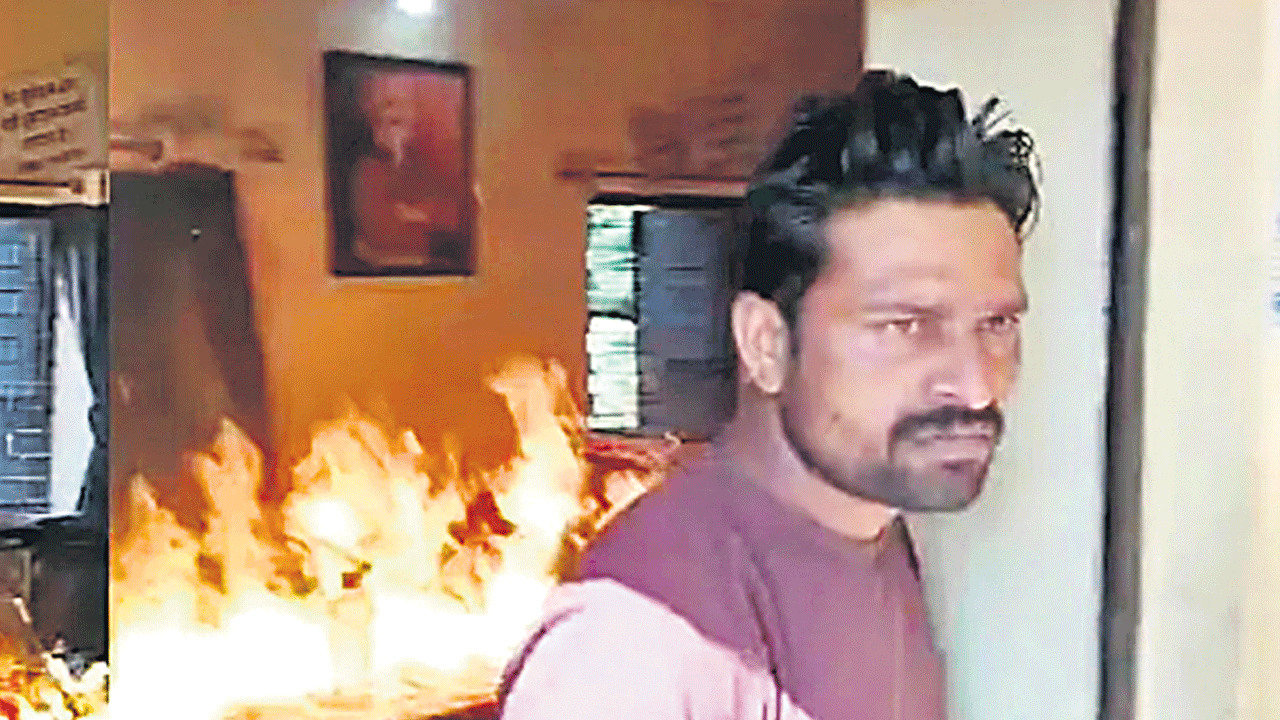 పంచాయతీ ఆఫీసుకు నిప్పు.. అధికారుల నిర్లక్ష్యంపై యువకుడి నిరసన