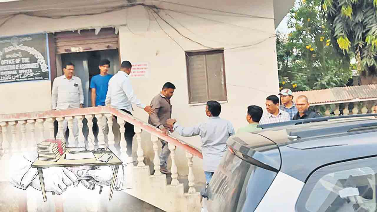 కాసులిస్తేనే..