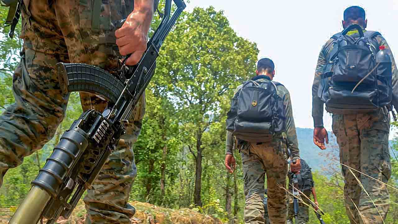 12 మంది నక్సల్స్‌ ఎన్‌కౌంటర్‌.. ముగ్గురు డీఆర్‌జీ జవాన్ల వీరమరణం