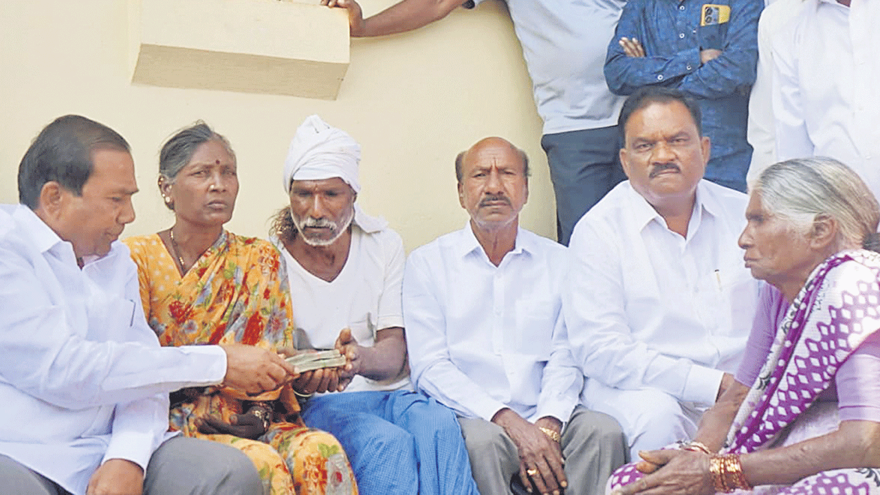 బాధిత కుటుంబానికి హరీశ్‌రావు అండ