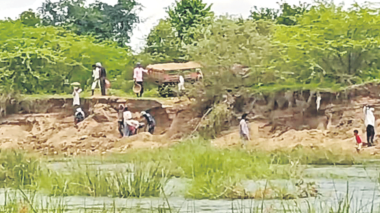 కాగ్నాలోనూ ఇసుక మాఫియా బరితెగింపు