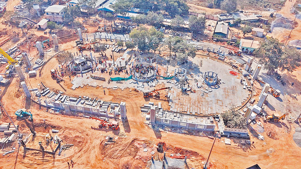 మేడారంలో సర్కారు చర్య ఆదివాసీ ఆచారాలపై దాడే!