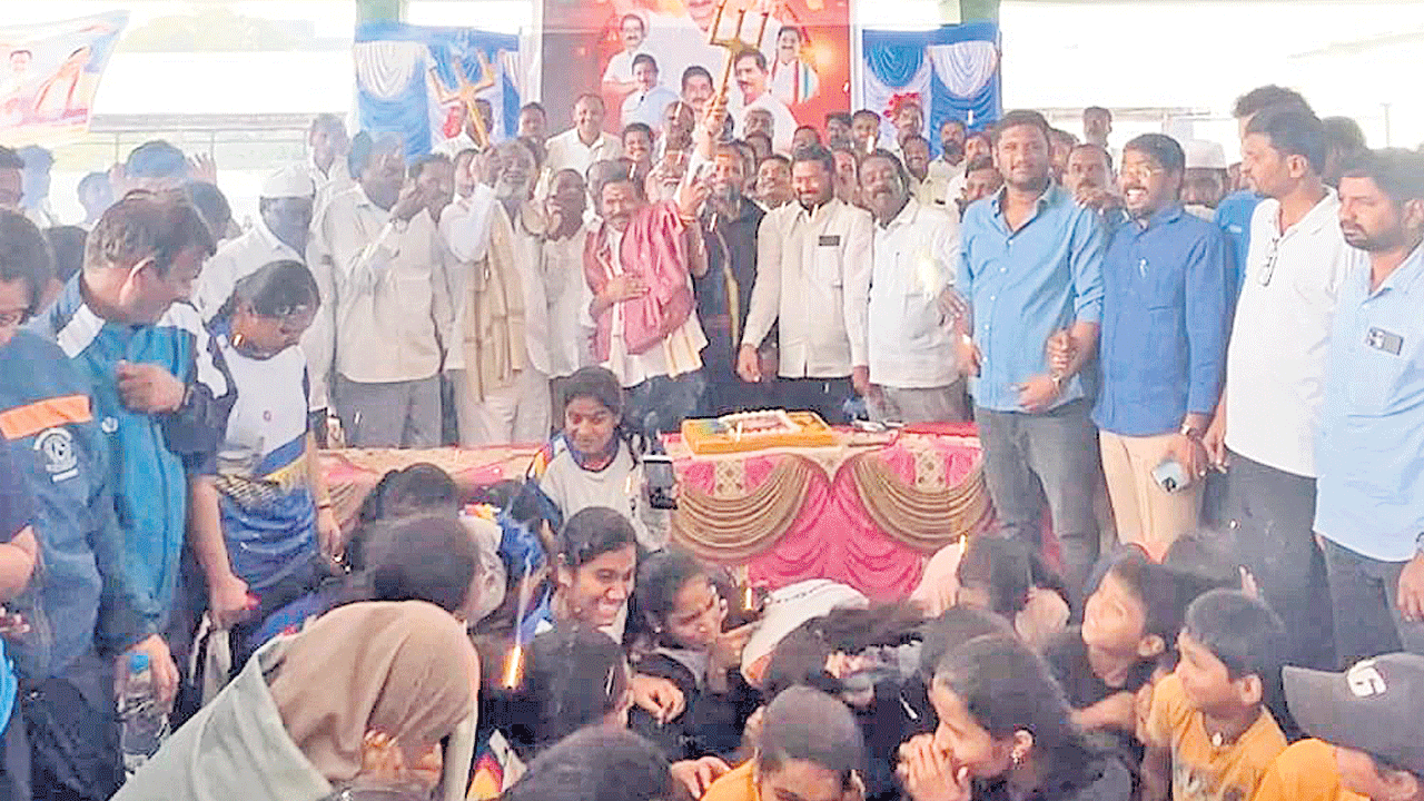 వేం బర్త్‌డేలో అపశ్రుతి.. ఎమ్మెల్యే మురళీనాయక్‌ అత్యుత్సాహం