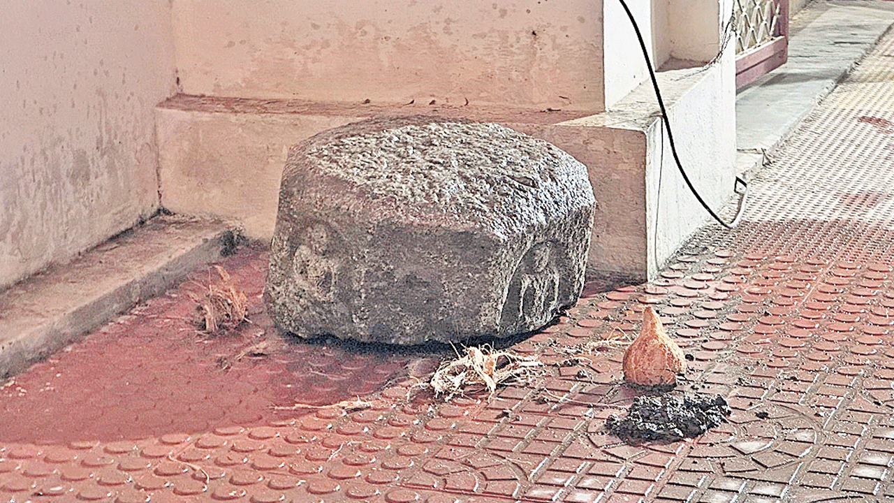 Vemulawada | వేములవాడలో పురాతన రాతి విగ్రహం.. వేణుగోపాలస్వామి ఆలయానికి తరలింపు