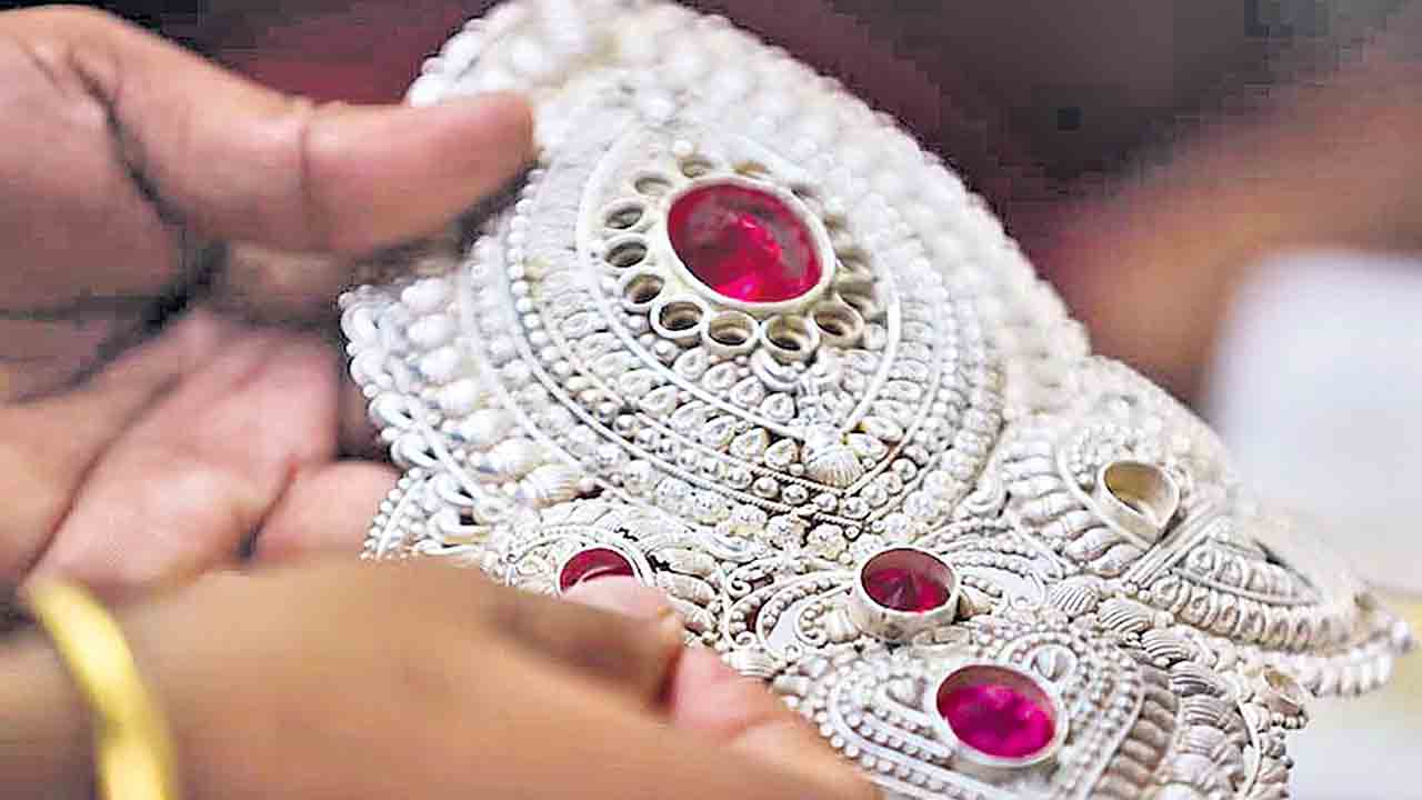 వెండి పరుగులకు బ్రేక్‌.. 6 రోజుల ర్యాలీ తర్వాత తగ్గిన ధర