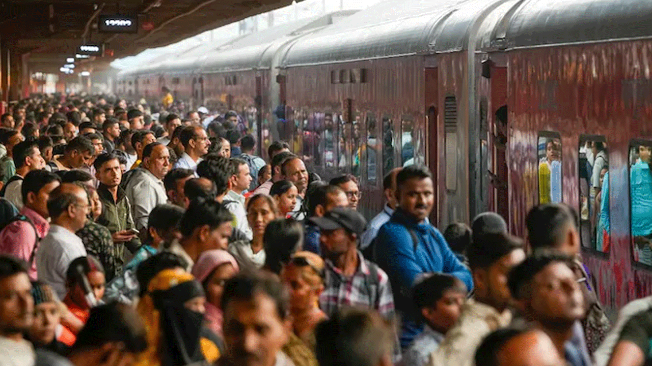 వరుస సెలవులతో రైళ్లు కిటకిట.. క్రిస్మస్‌, సంక్రాంతి పండుగలతో సొంతూర్లకు..!