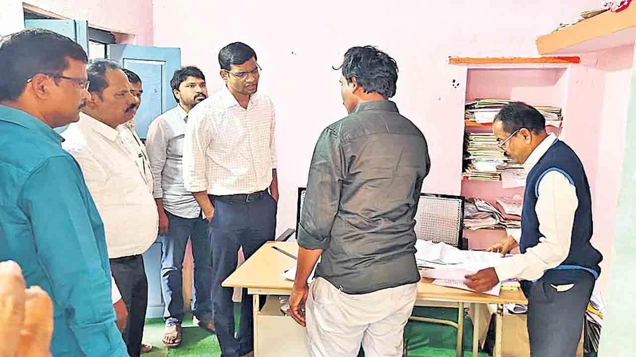 గోట్లపల్లిలో నామినేషన్‌ పత్రాల చోరీ