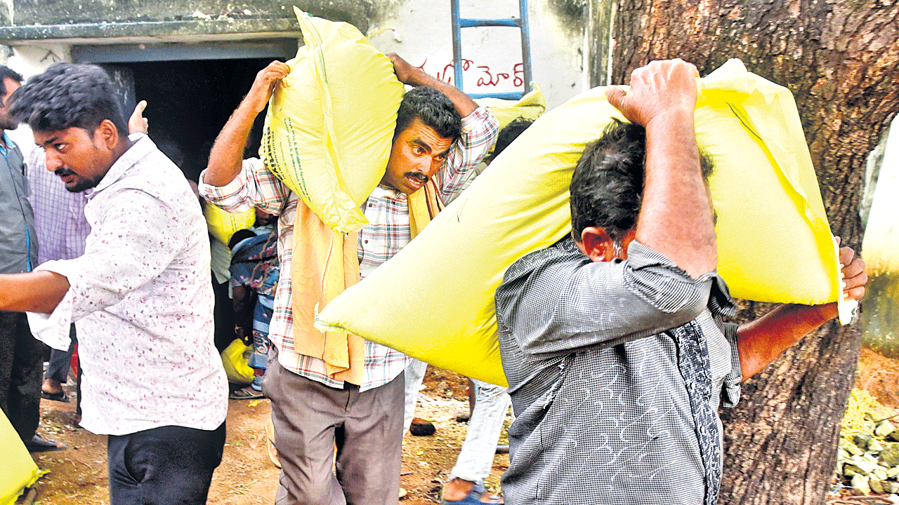 యూరియాకు మళ్లీ గోస.. యాసంగిలోనూ వానకాలం కష్టాలే