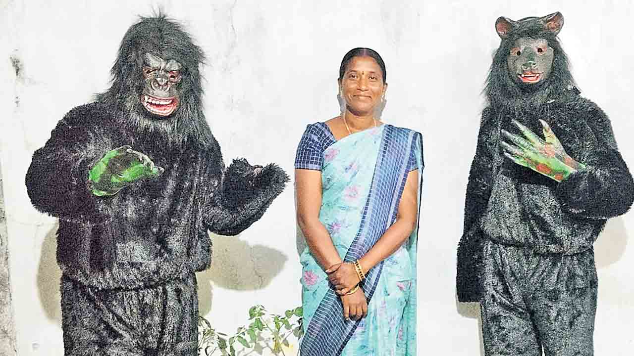 కోతులను తరిమేస్తున్నాం.. గెలిపించండి