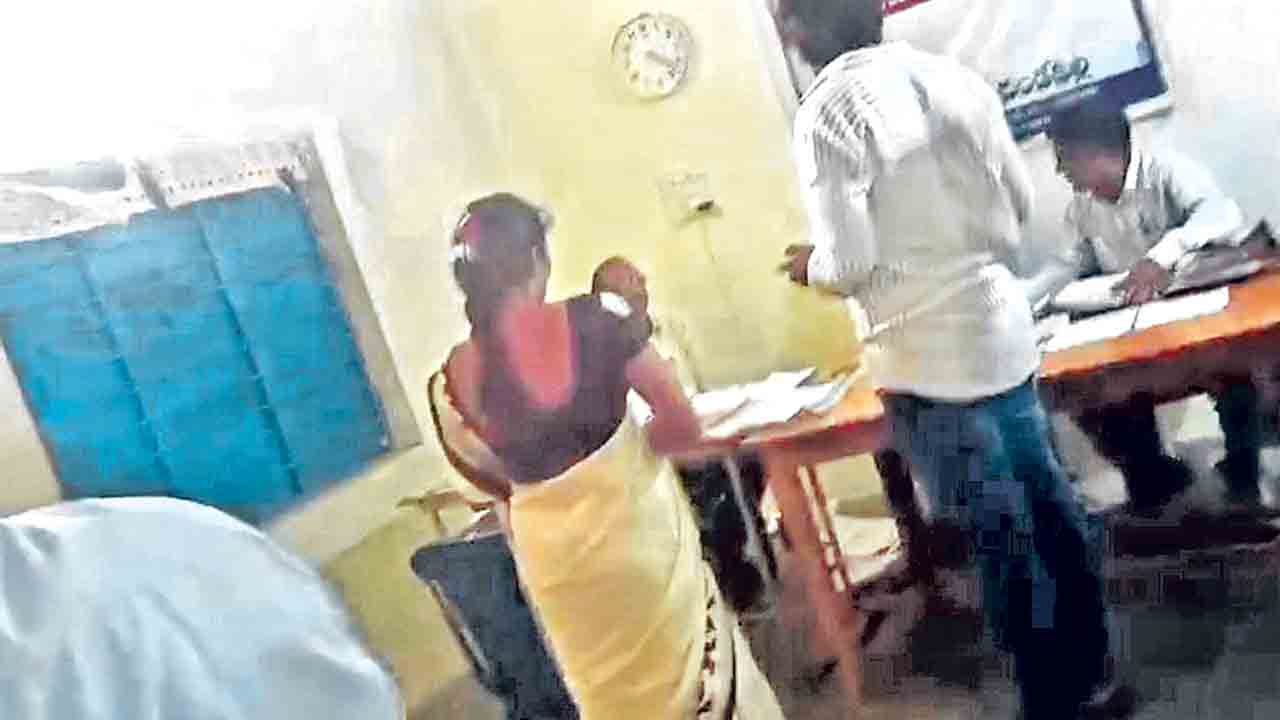 కాంగ్రెసోళ్ల దౌర్జన్యం.. బలవంతంగా ఏకగ్రీవం