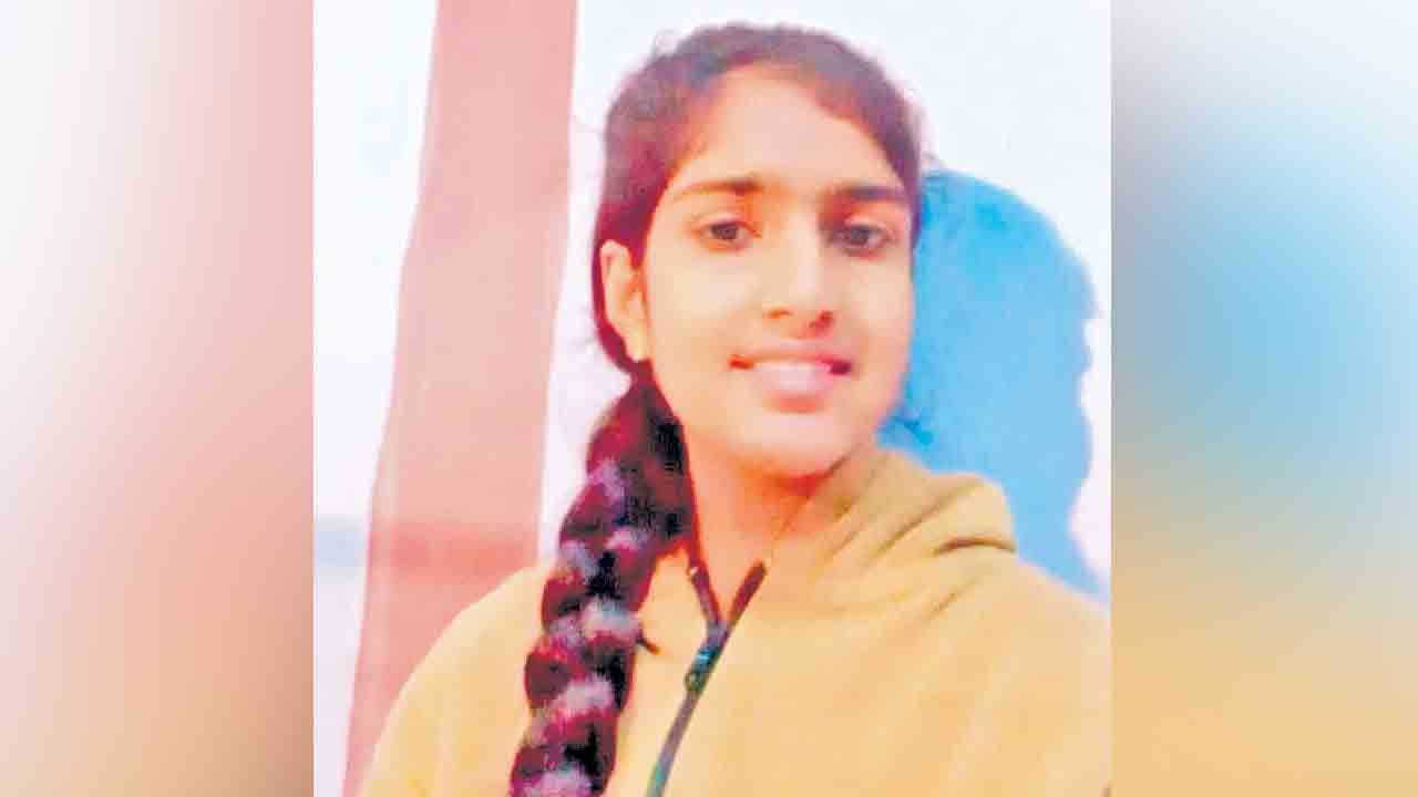 విద్యార్థిని ఆత్మహత్యపై మహిళా కమిషన్‌ సీరియస్‌