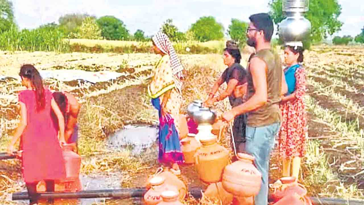 పల్లె కన్నీరు పెడుతుందో!