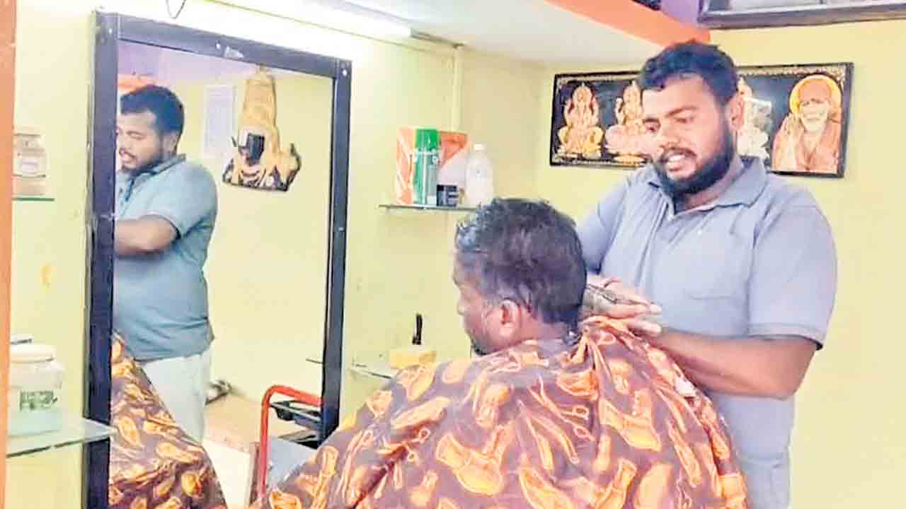 భార్యను గెలిపిస్తే ఐదేండ్లు కటింగ్‌ ఫ్రీ