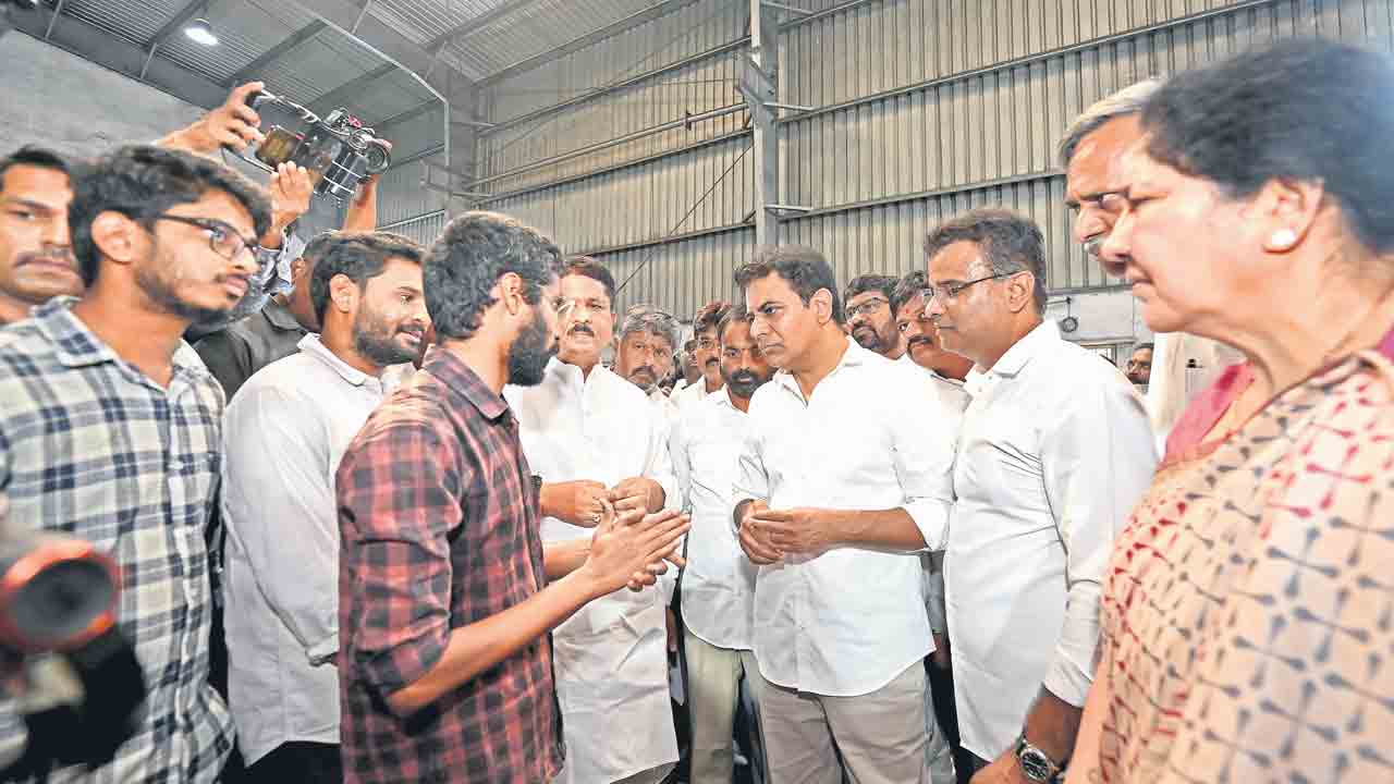 జీడిమెట్లలో కార్మికులతో మాట్లాడుతున్న కేటీఆర్‌. చిత్రంలో సత్యవతి రాథోడ్‌, పల్లా రాజేశ్వర్‌రెడ్డి, కేపీ వివేకానంద, మాధవరం కృష్ణారావు, శంభీపూర్‌ రాజు