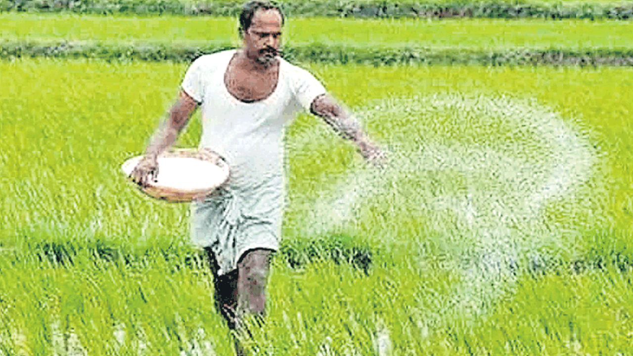 యూరియా కావాలంటే స్మార్ట్‌ఫోన్‌ కొనాలా?