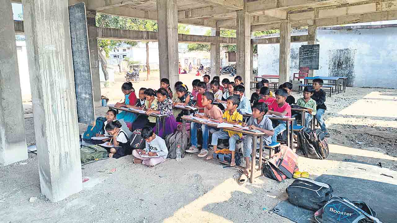 గాడితప్పిన బడి.. అస్తవ్యస్తంగా పాఠశాల విద్య