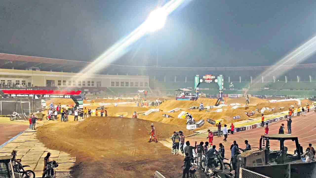 అథ్లెటిక్స్‌ స్టేడియం ఆగమాగం.. ట్రాక్‌తో పాటు ఫుట్‌బాల్‌ మైదానంలో మట్టి