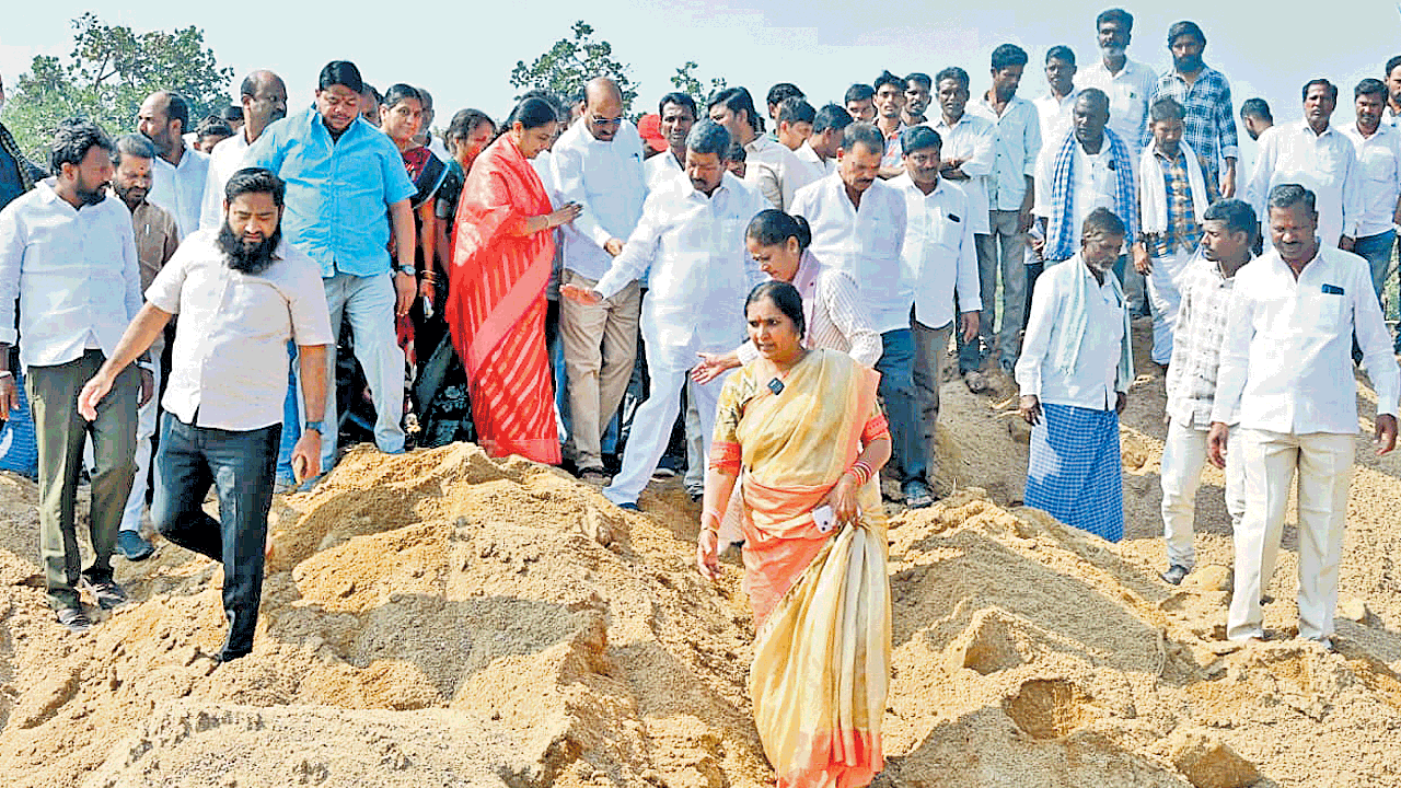Haldi Vagu | తోడేళ్లకే అధికారుల వత్తాసు.. నెలన్నర నుంచి అక్రమంగా ఇసుక తరలిస్తున్నా ఎందుకు పట్టించుకోరు