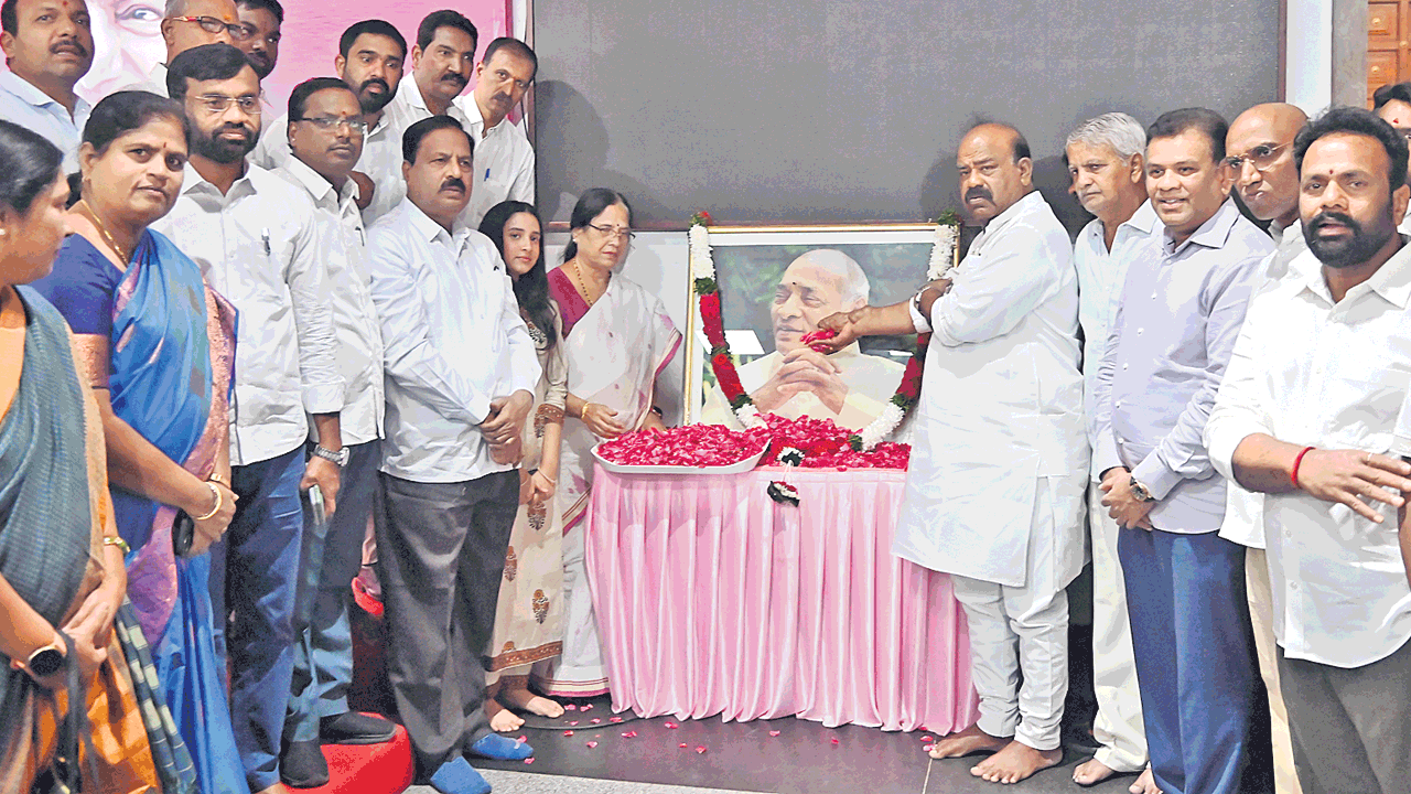 సంస్కరణల పితామహుడు పీవీ.. తెలంగాణ భవన్‌లో పీవీ వర్ధంతి