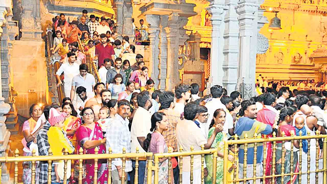 భక్తులతో కిటకిటలాడిన గుట్ట.. స్వామివారిని దర్శించుకున్న 45వేల మంది భక్తులు