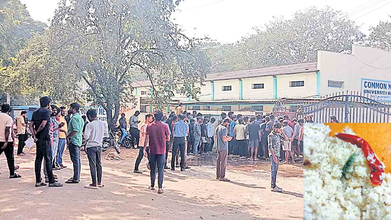 ఉప్మాలో పురుగులు.. ఆందోళనకు దిగిన విద్యార్థులు