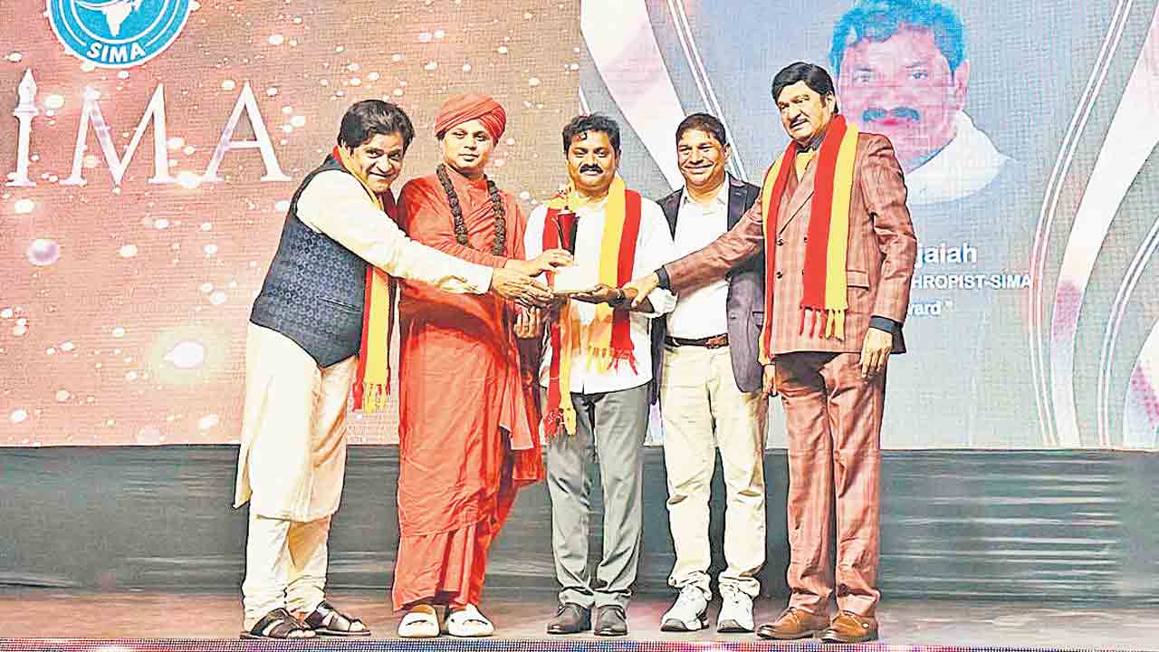 ‘సైమా’ అవార్డు అందుకున్న అంజయ్య