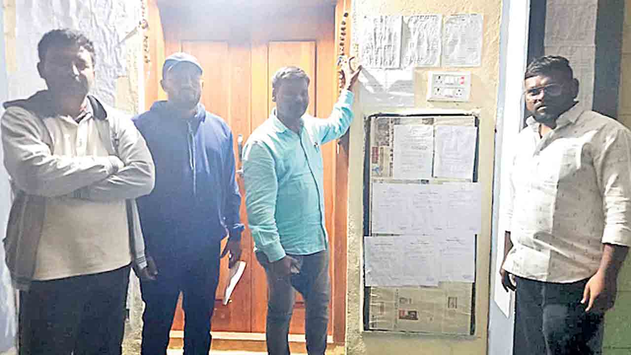 రాత్రికి రాత్రే గుర్తులు మార్చేసిండ్రు!