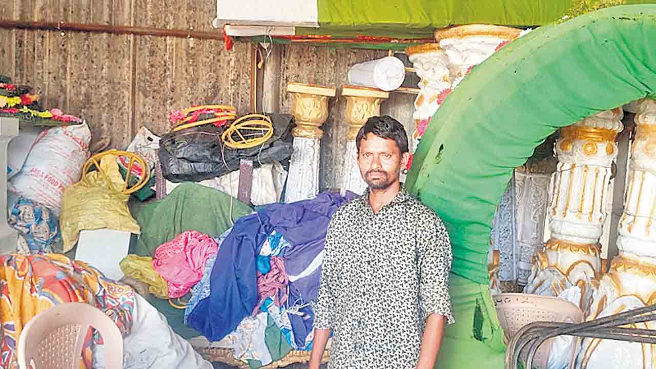 సర్పంచ్‌గా గెలిపిస్తే.. టెంట్‌హౌస్‌ సామగ్రి ఉచితం