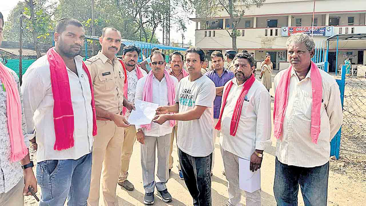 బీఆర్‌ఎస్‌ వాహనంపై కాంగ్రెస్‌ దాడి.. సమితిసింగారంలో ఎన్నికల ప్రచార వాహనంపై దౌర్జన్యం