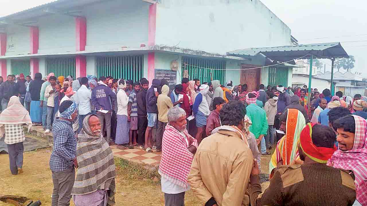 మళ్లీ యూరియా సంక్షోభం.. యాసంగిలోనూ ముంచుకొస్తున్న కొరత