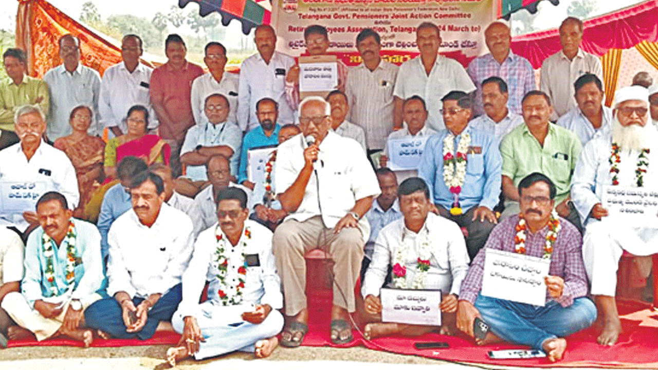 పెన్షనర్ల బకాయిలు చెల్లించాలి