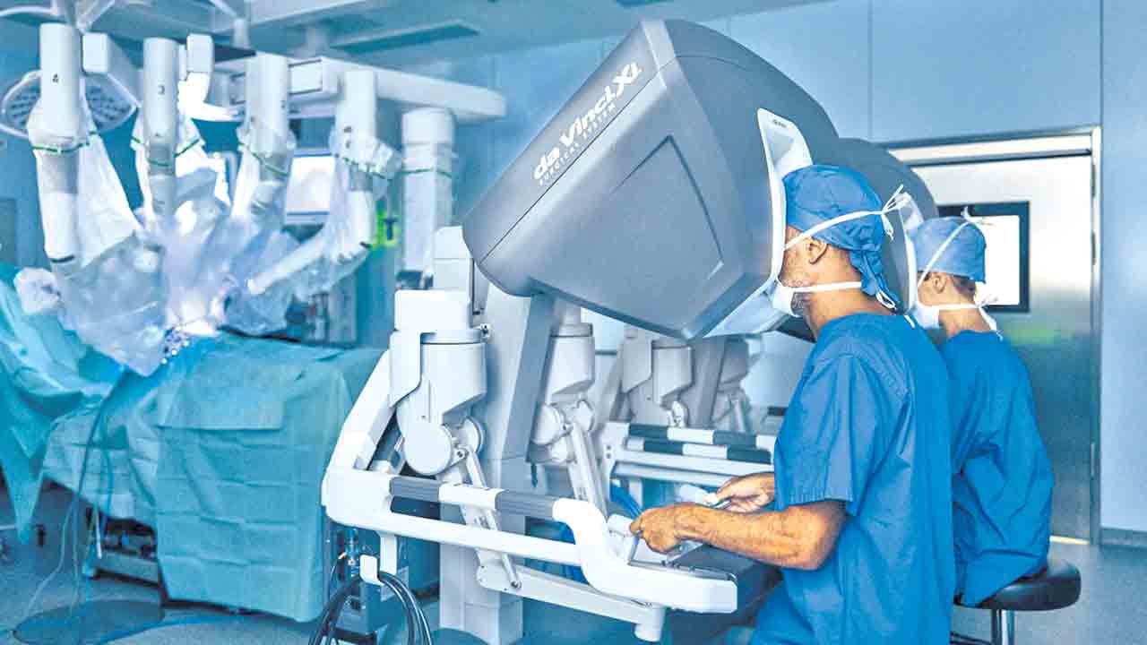 రోబోతో జట్టు కట్టి సరళతరమైన సర్జరీ