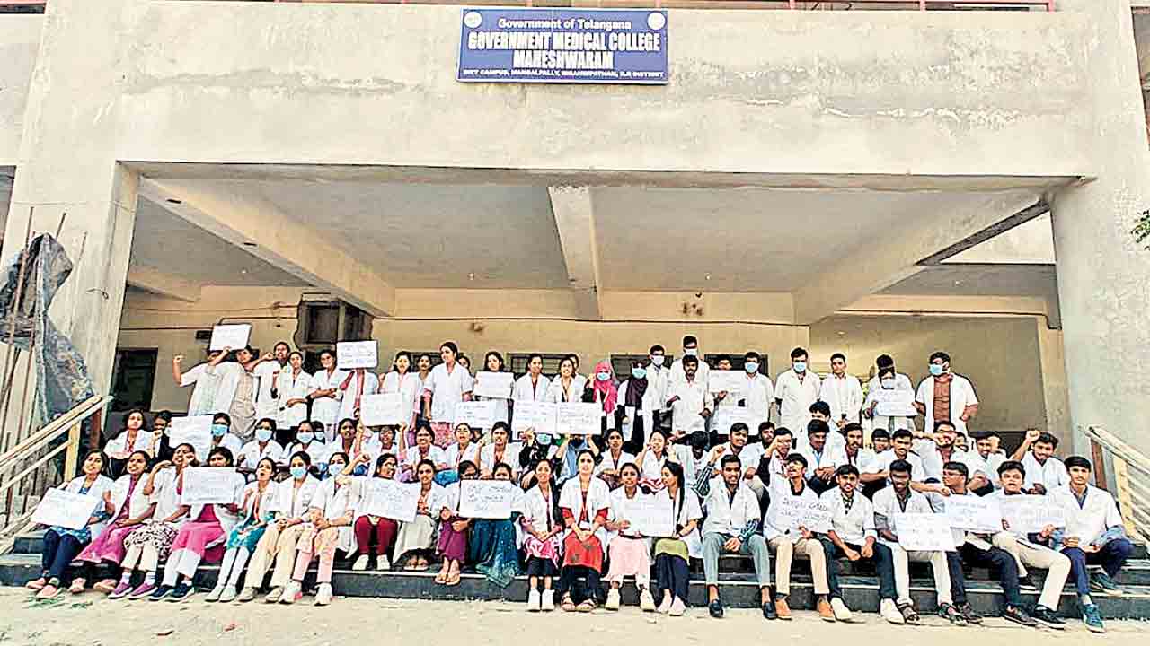 కళాశాలలో కనీస సౌకర్యాలు కల్పించాలి