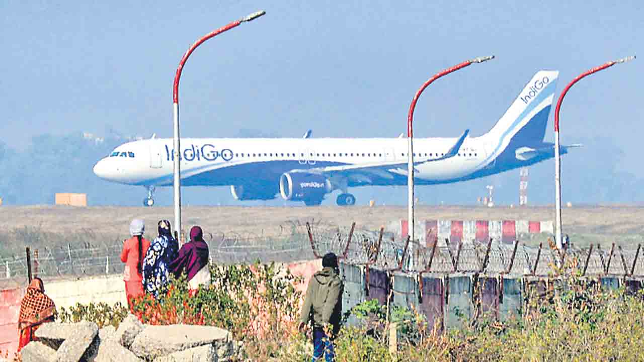 రోజుకు 200 సర్వీసులకు కోత.. కొనసాగుతున్న ఇండిగో సంక్షోభం