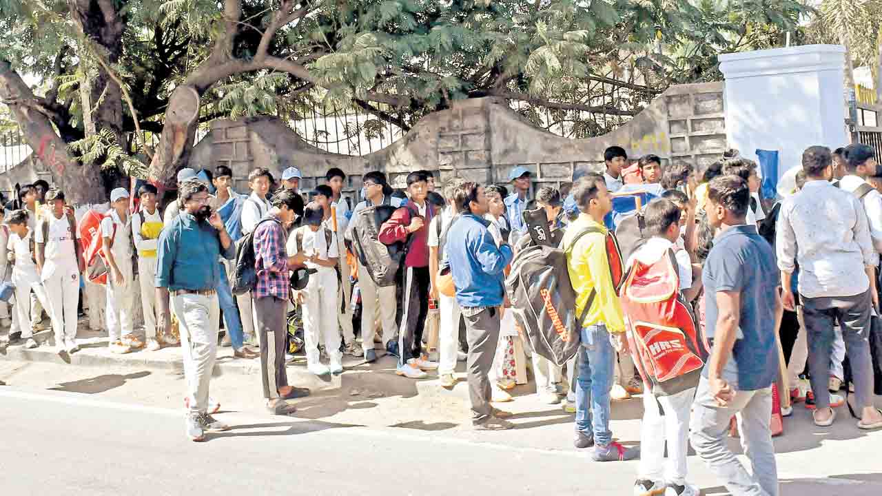 సెలెక్షన్స్‌ కోసం రోడ్లపై పడిగాపులు