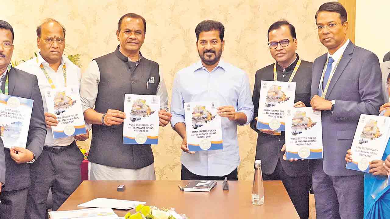 కాగితాల మీదే రోడ్ల పనులు.. మంజూరు 1800 కిలోమీటర్లు వేసింది 60 కిలోమీటర్లు మాత్రమే