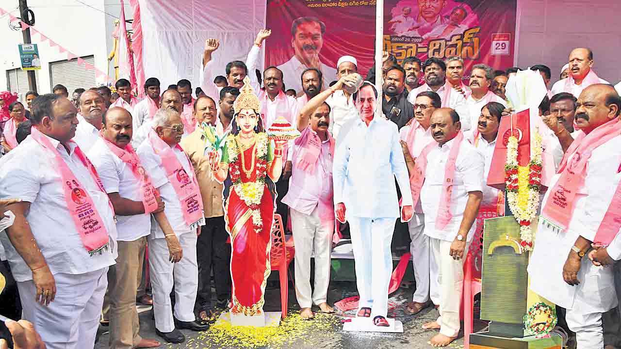 ఉద్యమ యాది దీక్షాదివస్‌ నుంచి విజయ్‌దివస్‌ వరకు..