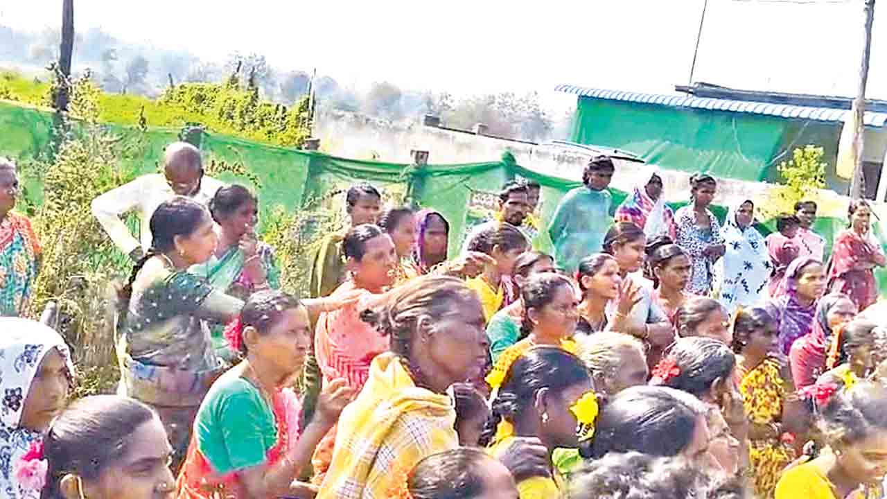 మాకు ఇండ్లేవి సీతక్కా.. నిలదీసిన గిరిజనులపై మంత్రి సీతక్క తీవ్ర మండిపాటు