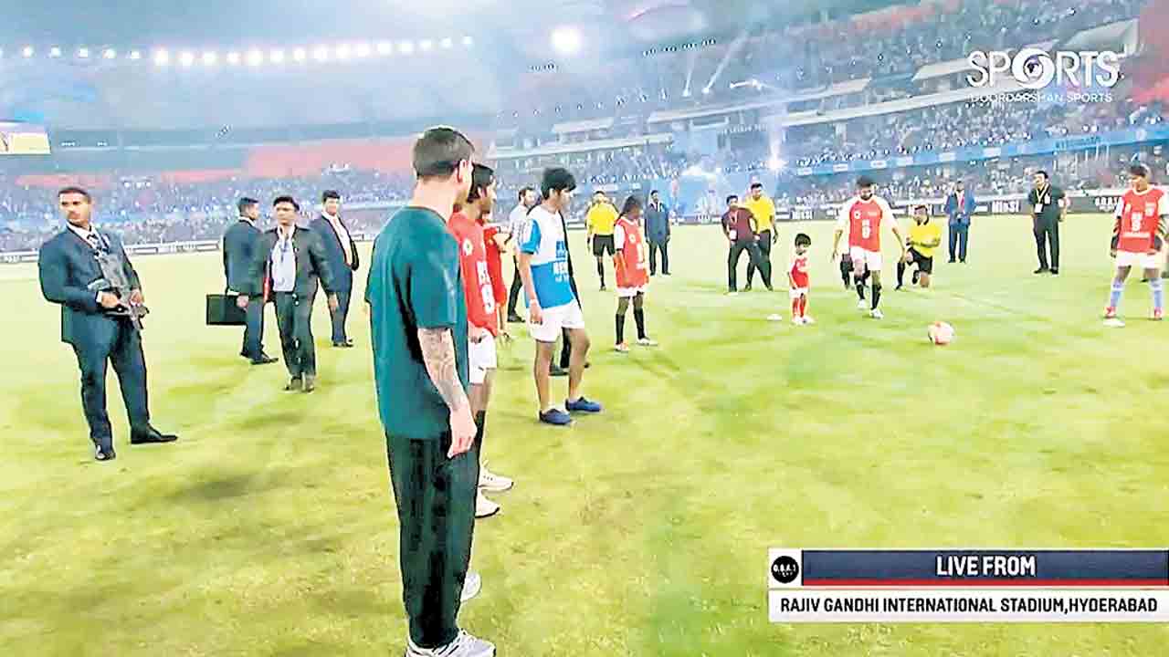 రేవంత్‌తో సోషల్‌ మీడియా ‘ఫుట్‌బాల్‌’.. మెస్సీ టూర్‌లో ప్రవర్తనపై విమర్శలు