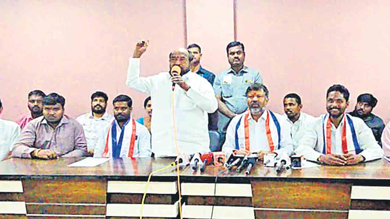 42శాతం రిజర్వేషన్లతోనే పరిషత్‌ ఎన్నికలకు వెళ్లాలి