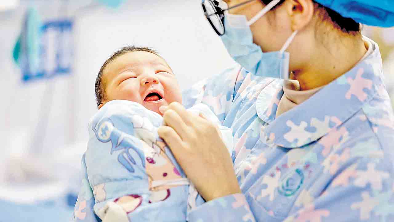 ప్రసవం ఖర్చులు మావే దంపతులకు చైనా బంపర్‌ ఆఫర్‌