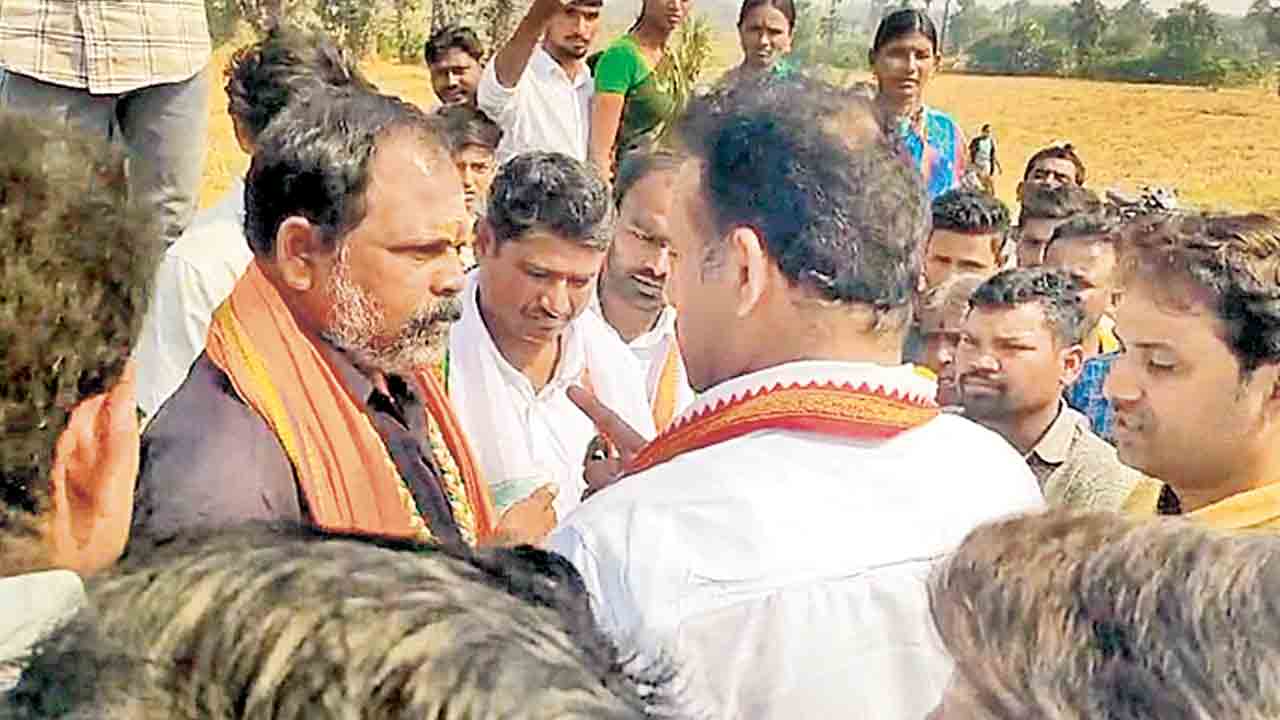 కాంగ్రెస్‌ రెబల్‌ అభ్యర్థిపై ఎమ్మెల్యే ఆగ్రహం