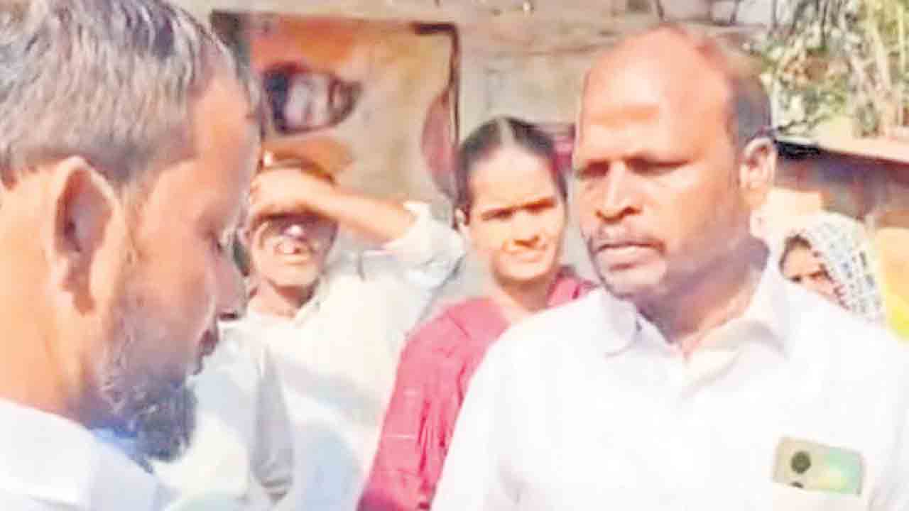 కాంగ్రెస్‌ అభ్యర్థిని గెలిపిస్తేనే ఇండ్లిస్తం.. ఎమ్మెల్యే ప్రధాన అనుచరుడి బెదిరింపు?