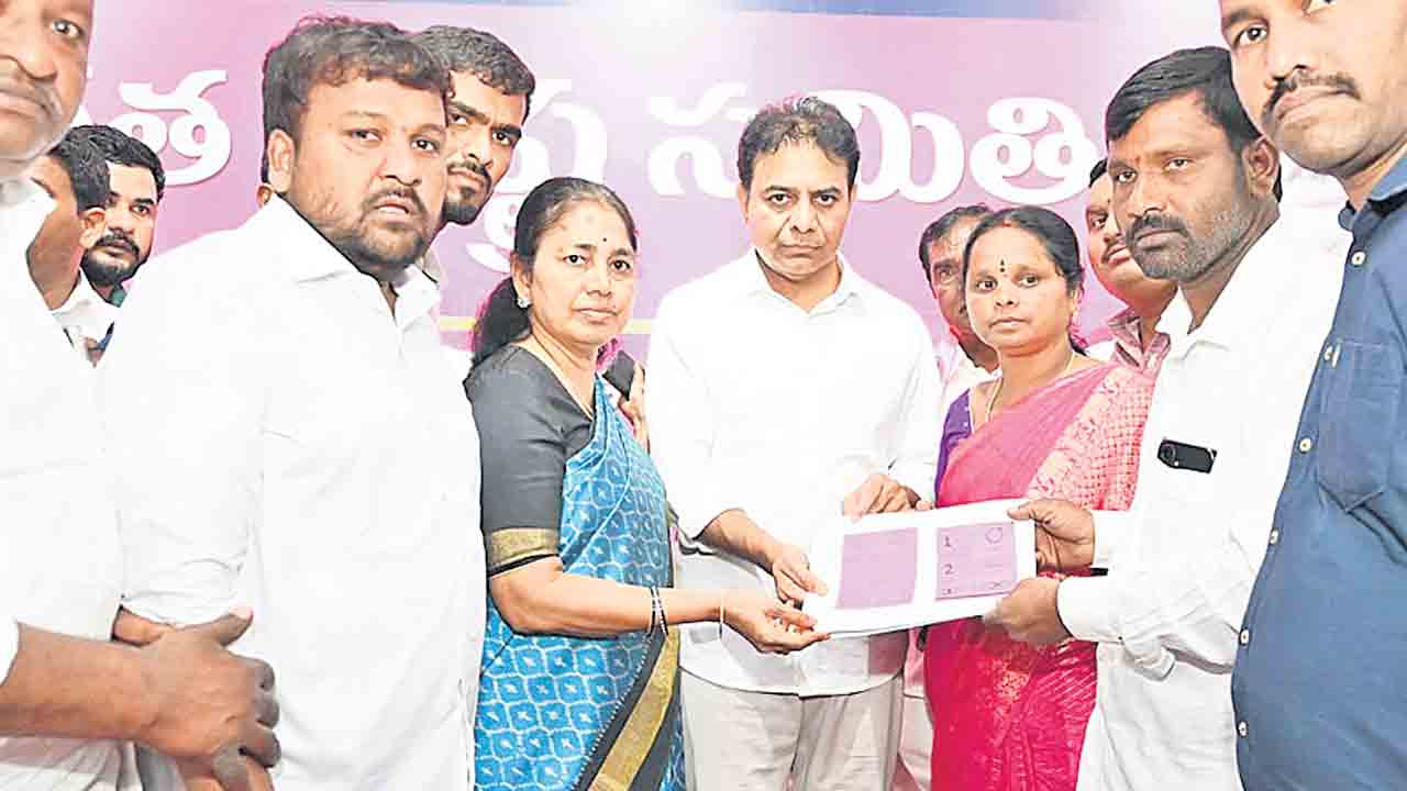 ప్రమాణ స్వీకారం చేయిస్తాం.. వాసాలమర్రి బీఆర్‌ఎస్‌ అభ్యర్థి పలుగుల ఉమారాణికి కేటీఆర్‌ హామీ